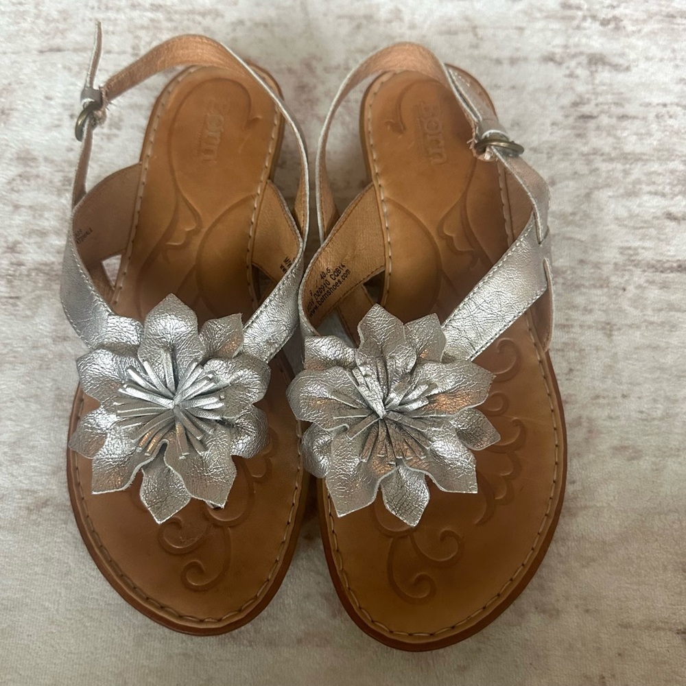 Born Silver Floral Leather Slingback Sandals size 9